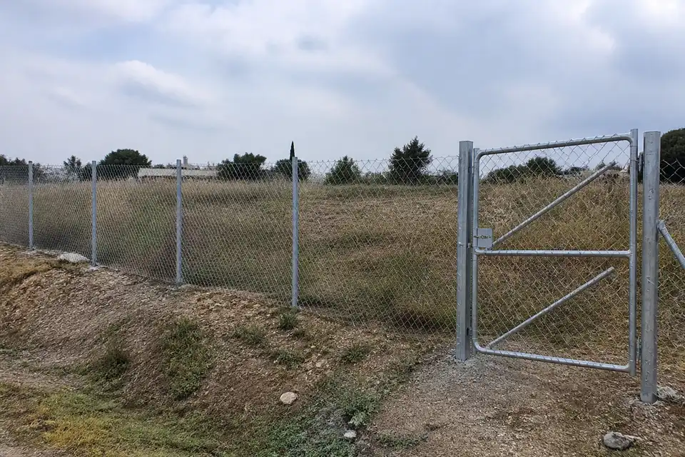 Malla ciclónica para delimitación de terreno en Puebla
