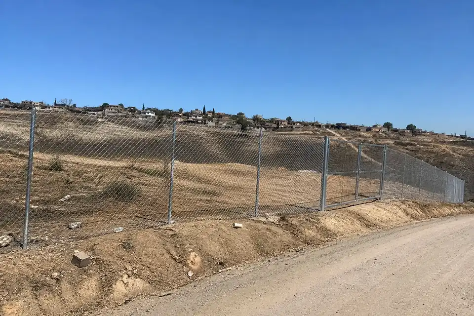 Malla ciclónica para delimitación de terreno en Tijuana